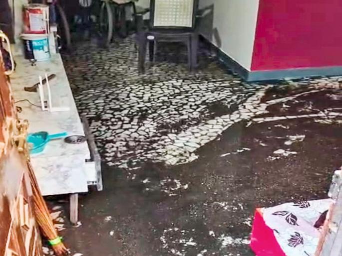 All four rooms have foul-smelling water; Chamber water in the house in Sukhsagar Nagar area, Municipal Corporation needs to pay attention | चारही खोल्या दुर्गंधीयुक्त पाण्यात; सुखसागर नगर परिसरात चेंबरचे पाणी घरात, महापालिकेने लक्ष देण्याची गरज All four rooms have foul-smelling water; Chamber water in the house in Sukhsagar Nagar area, Municipal Corporation needs to pay attention | चारही खोल्या दुर्गंधीयुक्त पाण्यात; सुखसागर नगर परिसरात चेंबरचे पाणी घरात, महापालिकेने लक्ष देण्याची गरज