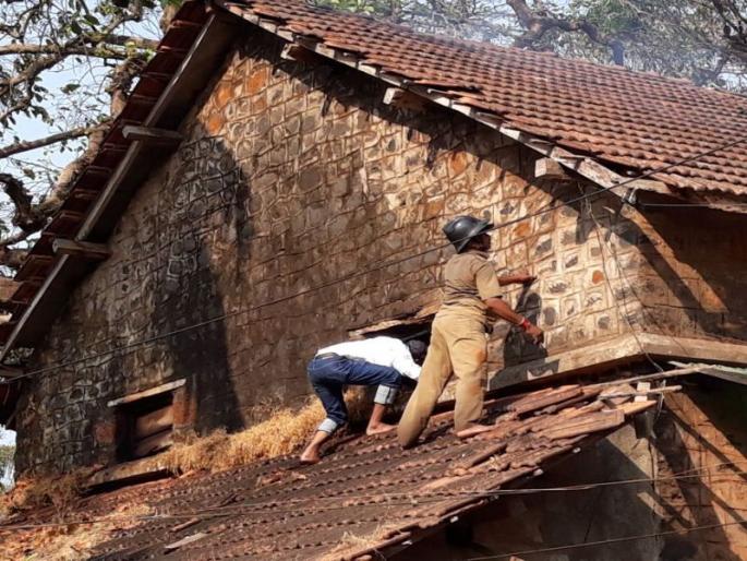 Historical Kazi Shahabuddin building fire, suspected of setting fire to unknown | ऐतिहासिक काझी शहाबुद्दीन इमारत आगीत खाक, अज्ञाताने आग लावल्याचा संशय Historical Kazi Shahabuddin building fire, suspected of setting fire to unknown | ऐतिहासिक काझी शहाबुद्दीन इमारत आगीत खाक, अज्ञाताने आग लावल्याचा संशय