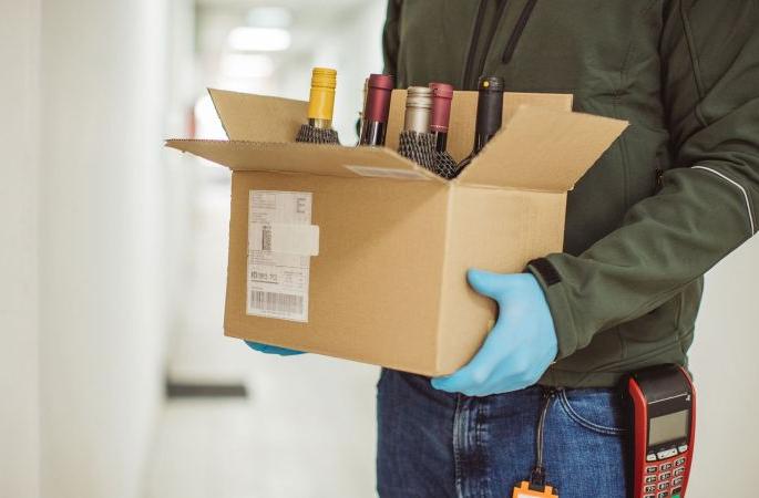 Good news for alcoholics! Permission to sell alcohol at home | मद्यप्रेमींसाठी खूषखबर! आता मद्याच्या घरपोच विक्रीला परवानगी