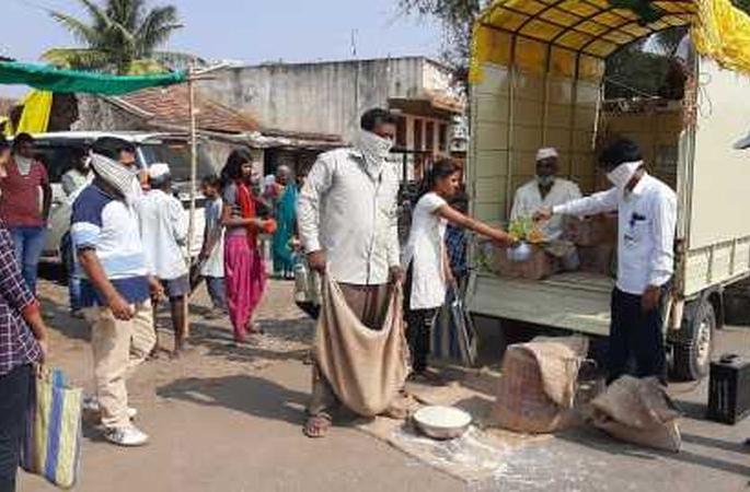 Home delivery of school nutrition to students | शालेय पोषण आहाराचे विद्यार्थ्यांना घरपोच वाटप Home delivery of school nutrition to students | शालेय पोषण आहाराचे विद्यार्थ्यांना घरपोच वाटप