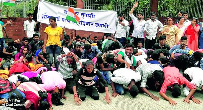 Eligible homeguards hit the ground head | पात्र होमगार्डने आपटले जमिनीवर डोके Eligible homeguards hit the ground head | पात्र होमगार्डने आपटले जमिनीवर डोके