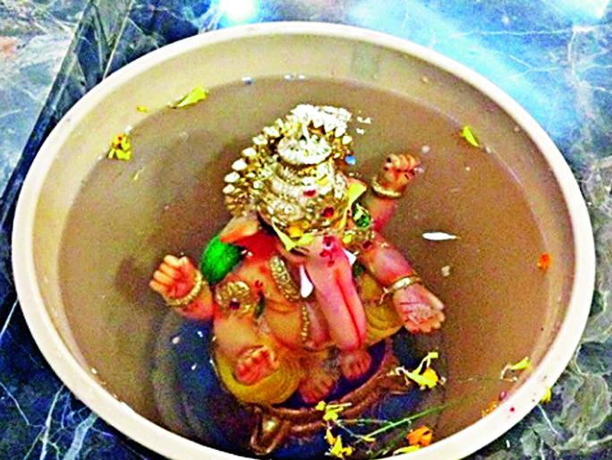 Learn; This is an easy way to immerse Ganpati at home | जाणून घ्या; घरच्या घरी गणपती विसर्जनाचा हा आहे सोपा उपाय Learn; This is an easy way to immerse Ganpati at home | जाणून घ्या; घरच्या घरी गणपती विसर्जनाचा हा आहे सोपा उपाय