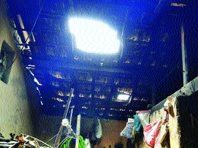 A breakdown of the wall of the house with a burst of earthquake | भू-सुरुंगाच्या स्फोटाने घराच्या भिंतीला भगदाड A breakdown of the wall of the house with a burst of earthquake | भू-सुरुंगाच्या स्फोटाने घराच्या भिंतीला भगदाड