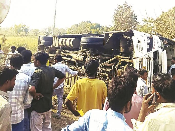 Home Guard vehicle heading towards Chandrapur after completing election preparations overturns, 42 injured | निवडणूक बंदोबस्त आटोपून चंद्रपूरकडे निघालेल्या होमगार्डचे वाहन उलटले, ४२ जण जखमी Home Guard vehicle heading towards Chandrapur after completing election preparations overturns, 42 injured | निवडणूक बंदोबस्त आटोपून चंद्रपूरकडे निघालेल्या होमगार्डचे वाहन उलटले, ४२ जण जखमी