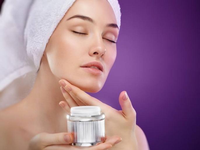 Use these homemade night creams instead of chemical products | केमिकलयुक्त ब्यूटी प्रॉडक्ट्सने नाही तर 'या' होममेड क्रीम्सने त्वचा ठेवा मुलायम!