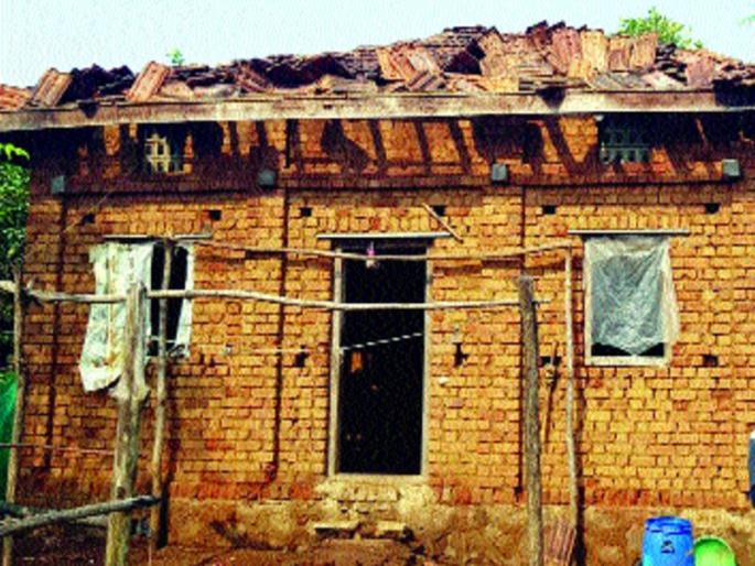 The roof toppled with the storm, the wall of the house fell | वादळाने घरांची छपरे उडाली, घराच्या भिंतीही पडल्या The roof toppled with the storm, the wall of the house fell | वादळाने घरांची छपरे उडाली, घराच्या भिंतीही पडल्या