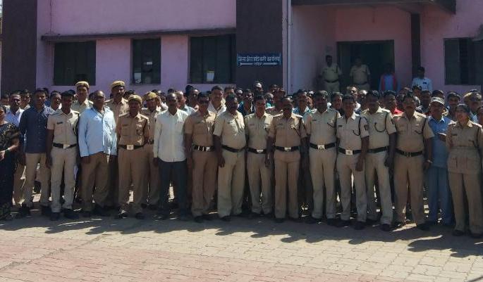 'Home guards' aggressive for 'duty' in washim district | ‘ड्युटी’साठी ‘होमगार्डस्’ आक्रमक; जिल्हा समादेशक कार्यालयास घेराव 'Home guards' aggressive for 'duty' in washim district | ‘ड्युटी’साठी ‘होमगार्डस्’ आक्रमक; जिल्हा समादेशक कार्यालयास घेराव