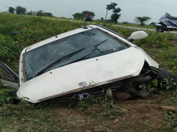 Two killed in overturned passenger car accident | भरधाव प्रवासी कार उलटल्याने दोनजणांचा मृत्यू Two killed in overturned passenger car accident | भरधाव प्रवासी कार उलटल्याने दोनजणांचा मृत्यू