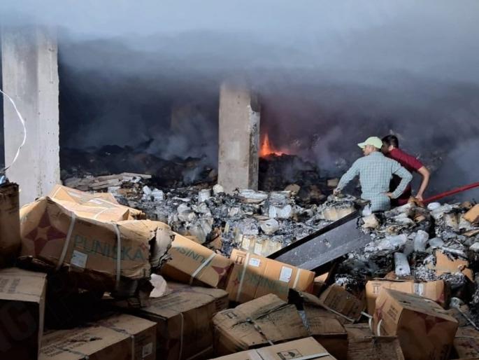 heavy fire at warehouse of pharmaceutical company in honda idc goa | होंडा आयडीसीतील फार्मास्युटिकल कंपनीच्या गोदामाला भीषण आग, लाखोंचे नुकसान heavy fire at warehouse of pharmaceutical company in honda idc goa | होंडा आयडीसीतील फार्मास्युटिकल कंपनीच्या गोदामाला भीषण आग, लाखोंचे नुकसान