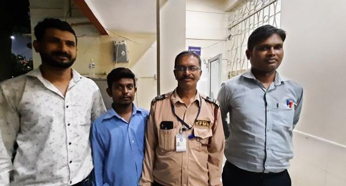 Honesty of the security guards ... returned the bag of 23 lakhs | सुरक्षारक्षकांची इमानदारी...तब्बल २३ लाखांची बॅग केली परत Honesty of the security guards ... returned the bag of 23 lakhs | सुरक्षारक्षकांची इमानदारी...तब्बल २३ लाखांची बॅग केली परत