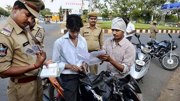 Unique undertaking! Police giving driving license in Gadchiroli | अनोखा उपक्रम! 'तुमचे लायसन्स दाखवा' असे म्हणणारे पोलीसच 'येथे' काढून देतात शिकाऊ वाहन परवाना Unique undertaking! Police giving driving license in Gadchiroli | अनोखा उपक्रम! 'तुमचे लायसन्स दाखवा' असे म्हणणारे पोलीसच 'येथे' काढून देतात शिकाऊ वाहन परवाना