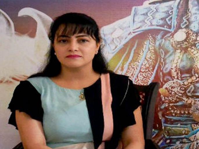 Honeypreet Indas, who has been absconding for a month, is finally arrested by the police | पोलिसांच्या आधी मीडियाला सापडलेल्या हनीप्रीत इन्साने अखेर पोलिसांसमोर केले आत्मसमर्पण Honeypreet Indas, who has been absconding for a month, is finally arrested by the police | पोलिसांच्या आधी मीडियाला सापडलेल्या हनीप्रीत इन्साने अखेर पोलिसांसमोर केले आत्मसमर्पण
