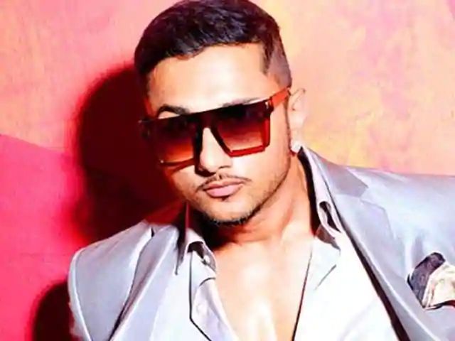 high profile gang busted in lucknow accused came from mumbai to steal at honey singh show | हनी सिंगच्या शोमध्ये मोबाईल, गॅझेट्स चोरण्यासाठी विमानाने आले; हाय प्रोफाइल गँगचा पर्दाफाश high profile gang busted in lucknow accused came from mumbai to steal at honey singh show | हनी सिंगच्या शोमध्ये मोबाईल, गॅझेट्स चोरण्यासाठी विमानाने आले; हाय प्रोफाइल गँगचा पर्दाफाश