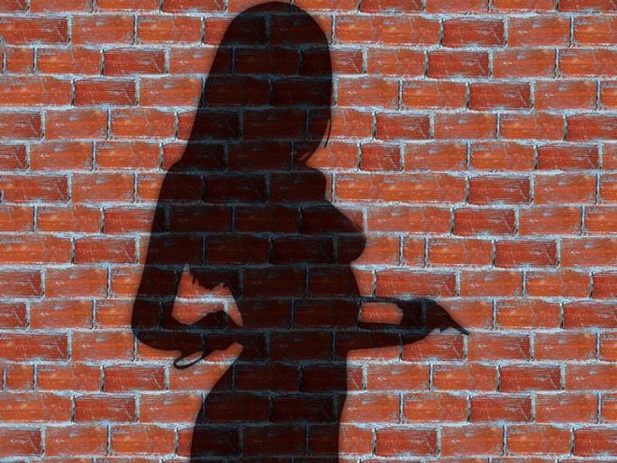 67 lakhs extorted by threatening to file a case of honey trap rape in Pune | पुण्यात हनी ट्रॅप, बलात्काराचा गुन्हा दाखल करण्याची धमकी देऊन 67 लाख उकळले 67 lakhs extorted by threatening to file a case of honey trap rape in Pune | पुण्यात हनी ट्रॅप, बलात्काराचा गुन्हा दाखल करण्याची धमकी देऊन 67 लाख उकळले