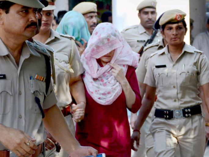 In the five-hour police investigation, Honeypreet was likely to be involved in a ghomeghoom, narco test | पोलिसांच्या पाच तासांच्या चौकशीत हनीप्रीत झाली घामेघूम, नार्को टेस्ट केली जाण्याची शक्यता  In the five-hour police investigation, Honeypreet was likely to be involved in a ghomeghoom, narco test | पोलिसांच्या पाच तासांच्या चौकशीत हनीप्रीत झाली घामेघूम, नार्को टेस्ट केली जाण्याची शक्यता