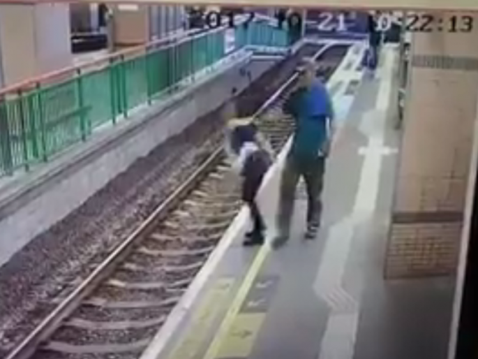 Reluctant woman stabbed in Railway track and ... | बेसावध वृध्द महिलेला विकृताने ढकललं रेल्वेट्रॅकमध्ये Reluctant woman stabbed in Railway track and ... | बेसावध वृध्द महिलेला विकृताने ढकललं रेल्वेट्रॅकमध्ये