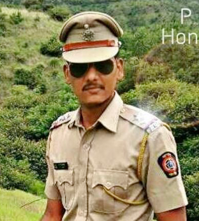Fighting for the country, his hands kept turning yellow | देशासाठी लढता लढता हात पिवळे होण्याचे राहूनच गेले, पंढरीचा सुपुत्र शहीद