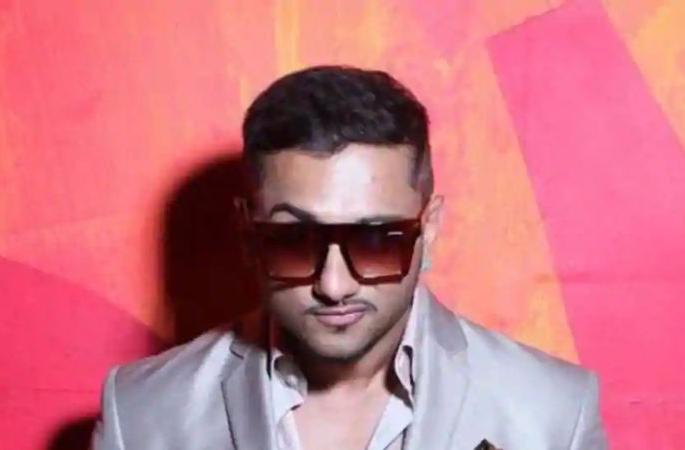 Yo Yo Honey Singh to go abroad: Appeal in session court | यो यो हनीसिंगला जायचेय विदेशात : नागपूर सत्र न्यायालयात अर्ज