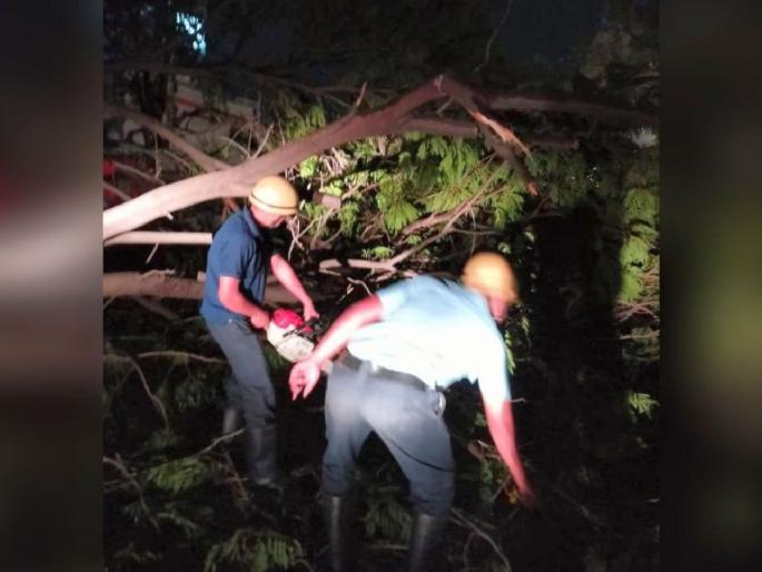 Havoc due to stormy rain in Nagpur! 42 calls for help in three hours; Fire department's night-long relief work | वादळी पावसाने हाहाकार! तीन तासात मदतीसाठी ४२ कॉल; अग्निशमन विभागाचे रात्रभर मदतकार्य Havoc due to stormy rain in Nagpur! 42 calls for help in three hours; Fire department's night-long relief work | वादळी पावसाने हाहाकार! तीन तासात मदतीसाठी ४२ कॉल; अग्निशमन विभागाचे रात्रभर मदतकार्य