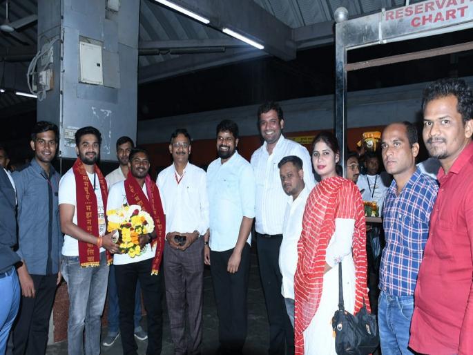 Two volunteers arrive in Mumbai with municipal Amrit Kalsha Meri Mati, Mera Desh, Kalash will leave for Delhi via Mumbai | मनपाच्या अमृत कलशासह दोन स्वयंसेवक मुंबईत दाखल; मेरी माटी, मेरा देश, कलश मुंबईमार्गे दिल्लीसाठी होणार रवाना Two volunteers arrive in Mumbai with municipal Amrit Kalsha Meri Mati, Mera Desh, Kalash will leave for Delhi via Mumbai | मनपाच्या अमृत कलशासह दोन स्वयंसेवक मुंबईत दाखल; मेरी माटी, मेरा देश, कलश मुंबईमार्गे दिल्लीसाठी होणार रवाना