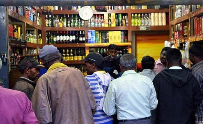 CoronaVirus Lockdown: The wine shop had to close in just 20 minutes, find out exactly what happened? | CoronaVirus Lockdown: अवघ्या २० मिनिटांत बंद करावे लागले वाईन शॉप, जाणून घ्या नेमके काय घडलं? CoronaVirus Lockdown: The wine shop had to close in just 20 minutes, find out exactly what happened? | CoronaVirus Lockdown: अवघ्या २० मिनिटांत बंद करावे लागले वाईन शॉप, जाणून घ्या नेमके काय घडलं?