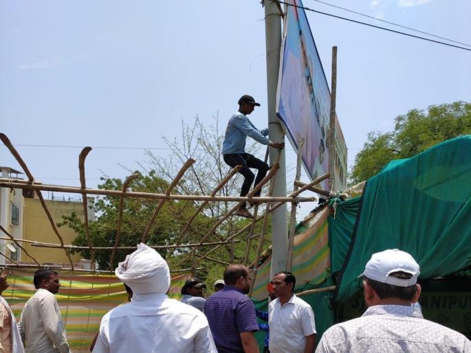 Washim: City council on action mode; Bulldozer moved on 8 illegal hoardings | Washim: नगर परिषद ॲक्शन मोडवर; अवैध ८ होर्डिंग्जवर फिरवला बुलडोझर Washim: City council on action mode; Bulldozer moved on 8 illegal hoardings | Washim: नगर परिषद ॲक्शन मोडवर; अवैध ८ होर्डिंग्जवर फिरवला बुलडोझर