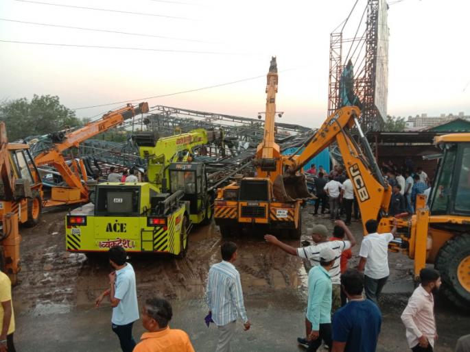pimpri chinchwad Hoarding disaster Wake up my mother what shall I do now all stunned with screams and cries | होर्डिंग दुर्घटना! माझ्या आईला उठवा...मी आता काय करू..., किंकाळ्या अन् आक्रोशाने सारेच स्तब्ध pimpri chinchwad Hoarding disaster Wake up my mother what shall I do now all stunned with screams and cries | होर्डिंग दुर्घटना! माझ्या आईला उठवा...मी आता काय करू..., किंकाळ्या अन् आक्रोशाने सारेच स्तब्ध