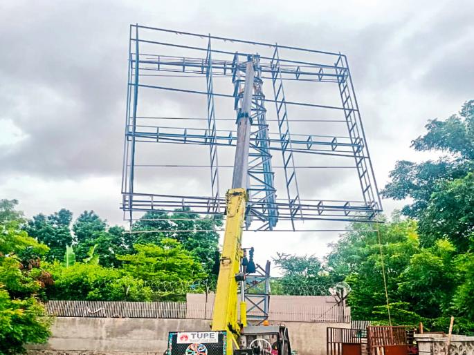 Pune Municipal Corporation takes action against unauthorized hoardings; 88 unauthorized hoardings within the limits of four regional offices | पुणे महापालिकेची अनधिकृत होर्डिंग्जवर कारवाई; चार क्षेत्रीय कार्यालयांच्या हद्दीत ८८ अनधिकृत होर्डिंग्ज Pune Municipal Corporation takes action against unauthorized hoardings; 88 unauthorized hoardings within the limits of four regional offices | पुणे महापालिकेची अनधिकृत होर्डिंग्जवर कारवाई; चार क्षेत्रीय कार्यालयांच्या हद्दीत ८८ अनधिकृत होर्डिंग्ज