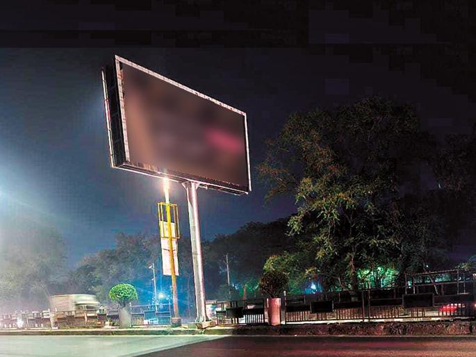 Hoardings continue to be erected despite administrators' orders; Darkness is spreading on the main roads, the administration is silent | प्रशासकांच्या आदेशानंतरही होर्डिंग उभारणी सुरूच; मुख्य रस्त्यांवर पसरतोय अंधार, प्रशासन गप्प Hoardings continue to be erected despite administrators' orders; Darkness is spreading on the main roads, the administration is silent | प्रशासकांच्या आदेशानंतरही होर्डिंग उभारणी सुरूच; मुख्य रस्त्यांवर पसरतोय अंधार, प्रशासन गप्प