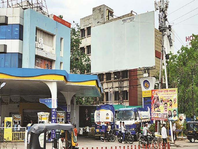 Surprise, hoarding is not from steel design experts! Only experienced vendors erect iron structures | आश्चर्य, होर्डिंगला स्टील डिझाइन तज्ज्ञांचे नाही; अनुभवी व्हेंडरच उभारतात लोखंडी स्ट्रक्चर Surprise, hoarding is not from steel design experts! Only experienced vendors erect iron structures | आश्चर्य, होर्डिंगला स्टील डिझाइन तज्ज्ञांचे नाही; अनुभवी व्हेंडरच उभारतात लोखंडी स्ट्रक्चर