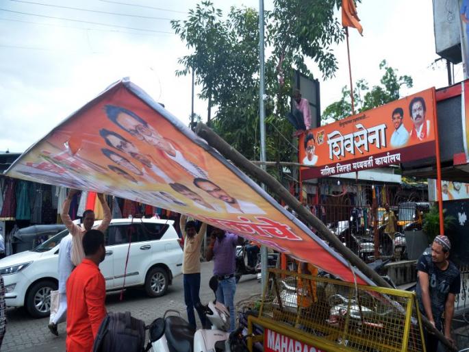 Starts deleting royal board in Nashik city | नाशिक शहरात राजकिय फलक हटवण्यास प्रारंभ Starts deleting royal board in Nashik city | नाशिक शहरात राजकिय फलक हटवण्यास प्रारंभ