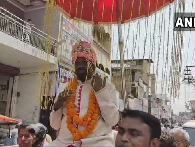 Shahjahanpur: Sanyukt Vikas Party's candidate Vaidh Raj Kishan rode a horse dressed as a bridegroom, to file his nomination yesterday for in LokSabhaElections2019 | वाजत-गाजत वरातीत घोड्यावर बसून नवरदेवाच्या वेशात उमेदवाराने दाखल केला अर्ज  Shahjahanpur: Sanyukt Vikas Party's candidate Vaidh Raj Kishan rode a horse dressed as a bridegroom, to file his nomination yesterday for in LokSabhaElections2019 | वाजत-गाजत वरातीत घोड्यावर बसून नवरदेवाच्या वेशात उमेदवाराने दाखल केला अर्ज