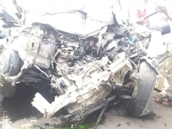 Truck and car accident near Horti village, three killed in Solapur | होर्ती गावाजवळ ट्रक व कारचा अपघात, सोलापुरचे तिघे ठार Truck and car accident near Horti village, three killed in Solapur | होर्ती गावाजवळ ट्रक व कारचा अपघात, सोलापुरचे तिघे ठार