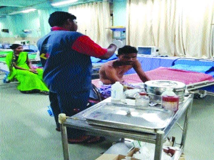 Ointment by contract cleaning worker in Bhimasen Joshi Hospital | कंत्राटी सफाई कामगाराकडून मलमपट्टी, भीमसेन जोशी रूग्णालयातील प्रकार Ointment by contract cleaning worker in Bhimasen Joshi Hospital | कंत्राटी सफाई कामगाराकडून मलमपट्टी, भीमसेन जोशी रूग्णालयातील प्रकार