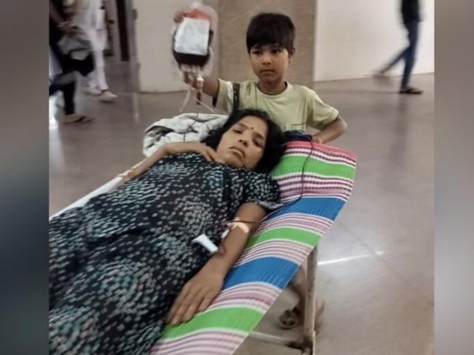 9 year son kept blood bottle husband pulling stretcher shameful picture of jhansi maharani laxmibai medical college | निष्काळजीपणाचा कळस! आई आजारी, लेकाच्या हातात रक्ताची बॉटल; नवऱ्याने ओढला स्ट्रेचर अन्... 9 year son kept blood bottle husband pulling stretcher shameful picture of jhansi maharani laxmibai medical college | निष्काळजीपणाचा कळस! आई आजारी, लेकाच्या हातात रक्ताची बॉटल; नवऱ्याने ओढला स्ट्रेचर अन्...