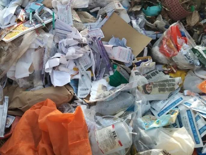 A hospital in Kolhapur was fined Rs 50,000 for dumping medical waste in the open  | वैद्यकीय कचरा उघड्यावर टाकला, कोल्हापुरातील एका हॉस्पिटलला ५० हजाराचा दंड  A hospital in Kolhapur was fined Rs 50,000 for dumping medical waste in the open  | वैद्यकीय कचरा उघड्यावर टाकला, कोल्हापुरातील एका हॉस्पिटलला ५० हजाराचा दंड