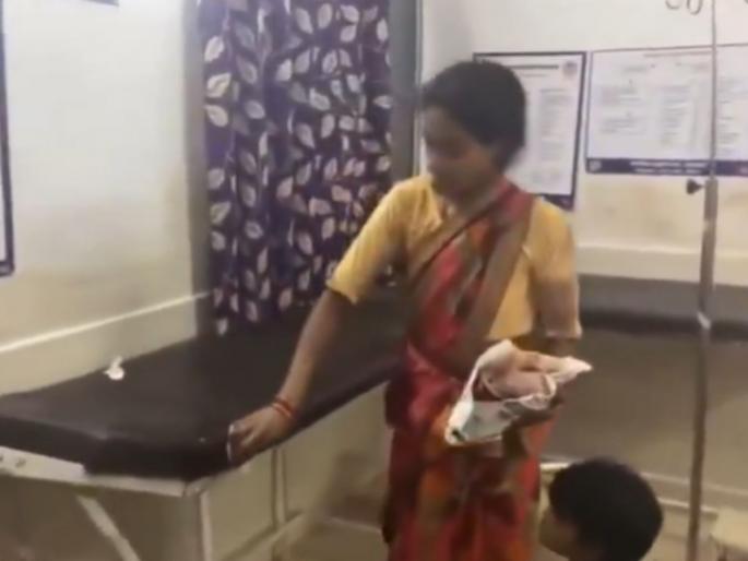 pregnant woman cleaned her dead husband bed in dindori hospital video people anger erupted | Video - इथे ओशाळली माणुसकी! पतीच्या मृत्यूनंतर गरोदर पत्नीने साफ केला रुग्णालयातील बेड pregnant woman cleaned her dead husband bed in dindori hospital video people anger erupted | Video - इथे ओशाळली माणुसकी! पतीच्या मृत्यूनंतर गरोदर पत्नीने साफ केला रुग्णालयातील बेड
