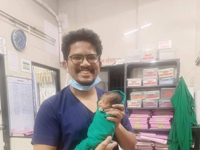 Feeding of baby by doctor in central hospital; Appreciation of doctors from all walks of life | मध्यवर्ती रुग्णालयात बाळाला डॉक्टरकडून फिडिंग; डॉक्टरांचे सर्व स्तरातून कौतुक Feeding of baby by doctor in central hospital; Appreciation of doctors from all walks of life | मध्यवर्ती रुग्णालयात बाळाला डॉक्टरकडून फिडिंग; डॉक्टरांचे सर्व स्तरातून कौतुक