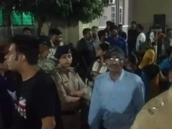 gwalior kamalaraja hospital icu ac blas triggers fire panic in labor roo windows broken for patient evacuation | अग्नितांडव! आयसीयूतील AC चा स्फोट झाल्याने भीषण आग; खिडक्या तोडून रुग्णांना काढलं बाहेर gwalior kamalaraja hospital icu ac blas triggers fire panic in labor roo windows broken for patient evacuation | अग्नितांडव! आयसीयूतील AC चा स्फोट झाल्याने भीषण आग; खिडक्या तोडून रुग्णांना काढलं बाहेर