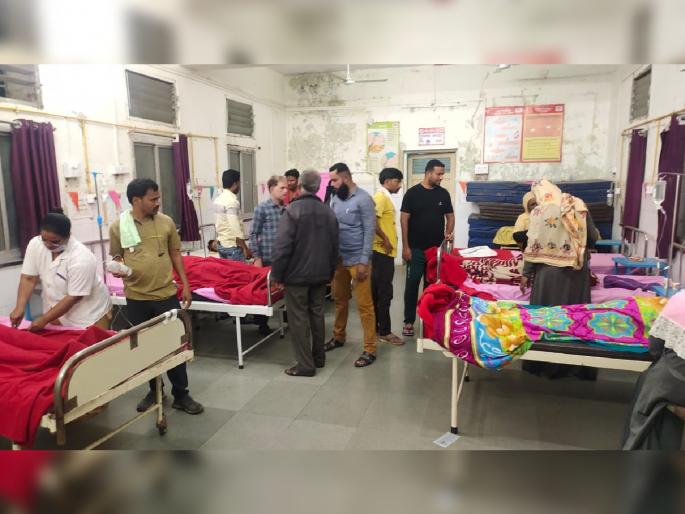 On the Ausa-Nagarsoga road, the tempo of laborers' rush reversed, 11 injured | औसा-नागरसोगा रस्त्यावर मजुरांचा भरधाव टेम्पो उलटला, ११ जखमी On the Ausa-Nagarsoga road, the tempo of laborers' rush reversed, 11 injured | औसा-नागरसोगा रस्त्यावर मजुरांचा भरधाव टेम्पो उलटला, ११ जखमी