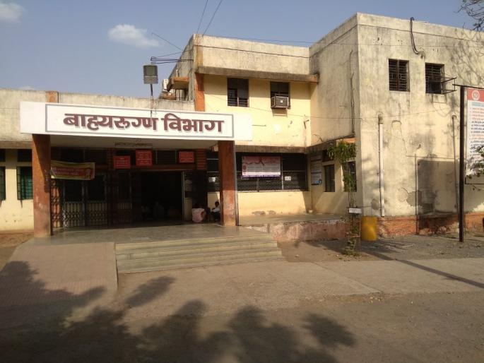 Instead of treatment, 3 patients were thrown on the road; Two employees of Miraj were booked | उपचाराऐवजी ३ रुग्णांना रस्त्यावर फेकले; मिरजमध्ये दोघा कर्मचाऱ्यांवर गुन्हा दाखल Instead of treatment, 3 patients were thrown on the road; Two employees of Miraj were booked | उपचाराऐवजी ३ रुग्णांना रस्त्यावर फेकले; मिरजमध्ये दोघा कर्मचाऱ्यांवर गुन्हा दाखल