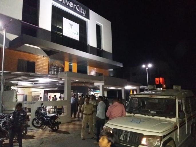 Dispute among the hospital administration and relatives in the treatment of a girl | चिमुकलीच्या उपचारप्रकरणी रूग्णालय प्रशासन आणि नातेवाईकांमध्ये वाद; अज्ञात आरोपींविरोधात गुन्हा दाखल Dispute among the hospital administration and relatives in the treatment of a girl | चिमुकलीच्या उपचारप्रकरणी रूग्णालय प्रशासन आणि नातेवाईकांमध्ये वाद; अज्ञात आरोपींविरोधात गुन्हा दाखल