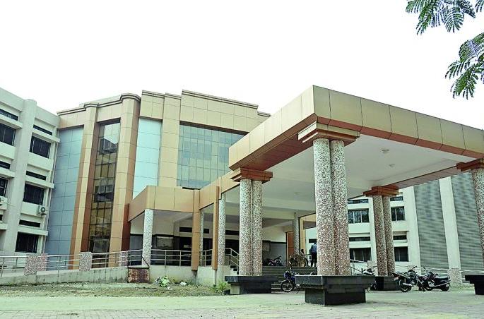 Medical trauma care does not even have a blood wipe cotton | मेडिकलच्या ट्रामा केअरमध्ये रक्त पुसायला कॉटनही नाही