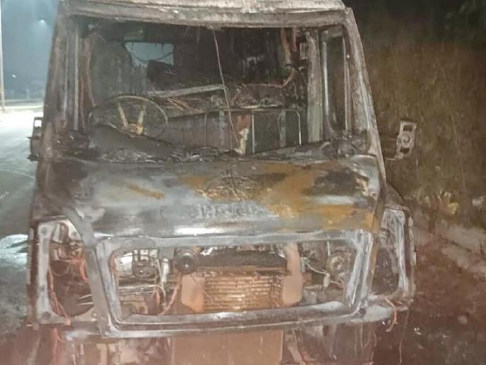 Ambulance carrying patient catches fire in Sawantwadi, driver and patient safe | Sindhudurg: रुग्ण घेऊन जाणारी रुग्णवाहिकाच आगीच्या भक्ष्यस्थानी, ..अन् अनर्थ टळला Ambulance carrying patient catches fire in Sawantwadi, driver and patient safe | Sindhudurg: रुग्ण घेऊन जाणारी रुग्णवाहिकाच आगीच्या भक्ष्यस्थानी, ..अन् अनर्थ टळला