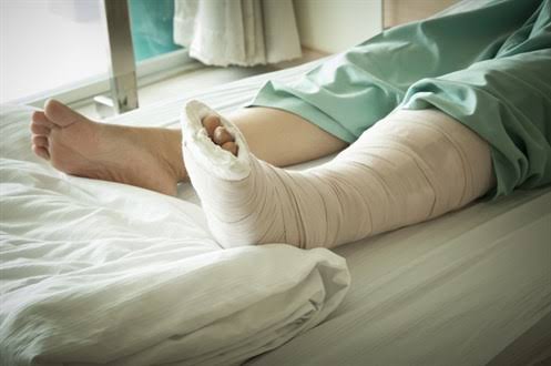 Youth injured in accident in Malgaon | मळगाव येथे अपघातात युवक जखमी, कुटीर रुग्णालयात दाखल Youth injured in accident in Malgaon | मळगाव येथे अपघातात युवक जखमी, कुटीर रुग्णालयात दाखल