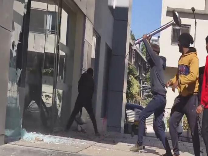 Shiv Sena's medical cell city chief's father passes away Sahyadri Multi Specialty Hospital in Hadapsar vandalized | शिवसेनेच्या वैद्यकीय कक्ष शहर प्रमुखाच्या वडिलांचे निधन; हडपसर येथील सह्याद्री मल्टी स्पेशालिटी रुग्णालयाची तोडफोड