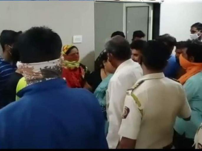 After the death of the girl in Sangli, the relatives rushed to the government hospital | सांगलीत मुलीच्या मृत्यूनंतर नातेवाईकांचा शासकीय रूग्णालयात गोंधळ After the death of the girl in Sangli, the relatives rushed to the government hospital | सांगलीत मुलीच्या मृत्यूनंतर नातेवाईकांचा शासकीय रूग्णालयात गोंधळ