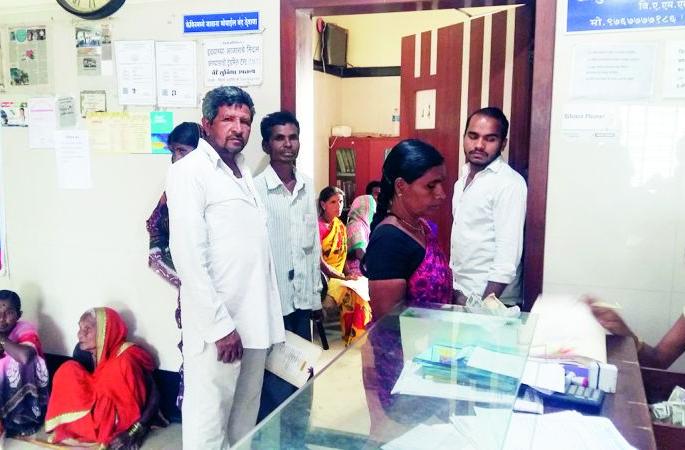 Together with Washim District Phanfan; Hospitals full house! | साथरोगाने वाशिम जिल्हा फणफणला; रुग्णालये हाउसफुल! Together with Washim District Phanfan; Hospitals full house! | साथरोगाने वाशिम जिल्हा फणफणला; रुग्णालये हाउसफुल!