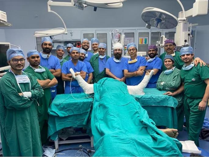 delhi gangaram hospital doctor performed big surgery, Dead woman's hands were placed on the patient | डॉक्टरांचा चमत्कार; अपंग रुग्णाला बसवले मृत महिलेचे हात, आता दोन्ही हाताने करू शकतो काम delhi gangaram hospital doctor performed big surgery, Dead woman's hands were placed on the patient | डॉक्टरांचा चमत्कार; अपंग रुग्णाला बसवले मृत महिलेचे हात, आता दोन्ही हाताने करू शकतो काम