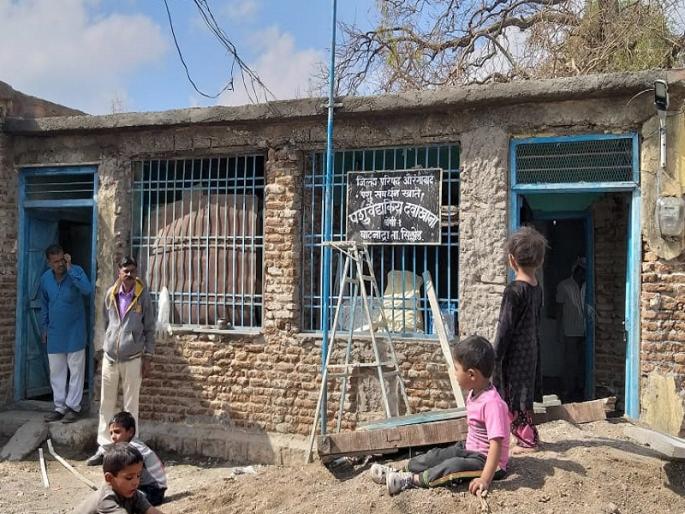 Veterinary dispensary runs in a 55 years old dilapidated building in Ghatandra | घाटनांद्रा येथे ५५ वर्षापूर्वीच्या जीर्ण इमारतीमध्येच चालतो पशुवैद्यकीय दवाखाना 